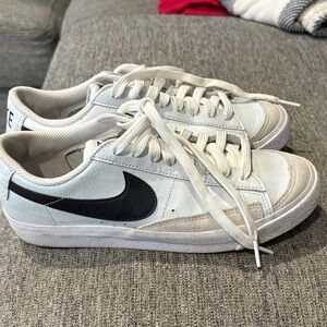 Youth/ Kids Nike White and Black Low-Top Sneakers 6Y